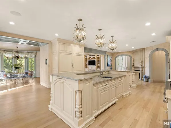 23 Hunter Rdg, Woodcliff Lake, NJ 07677