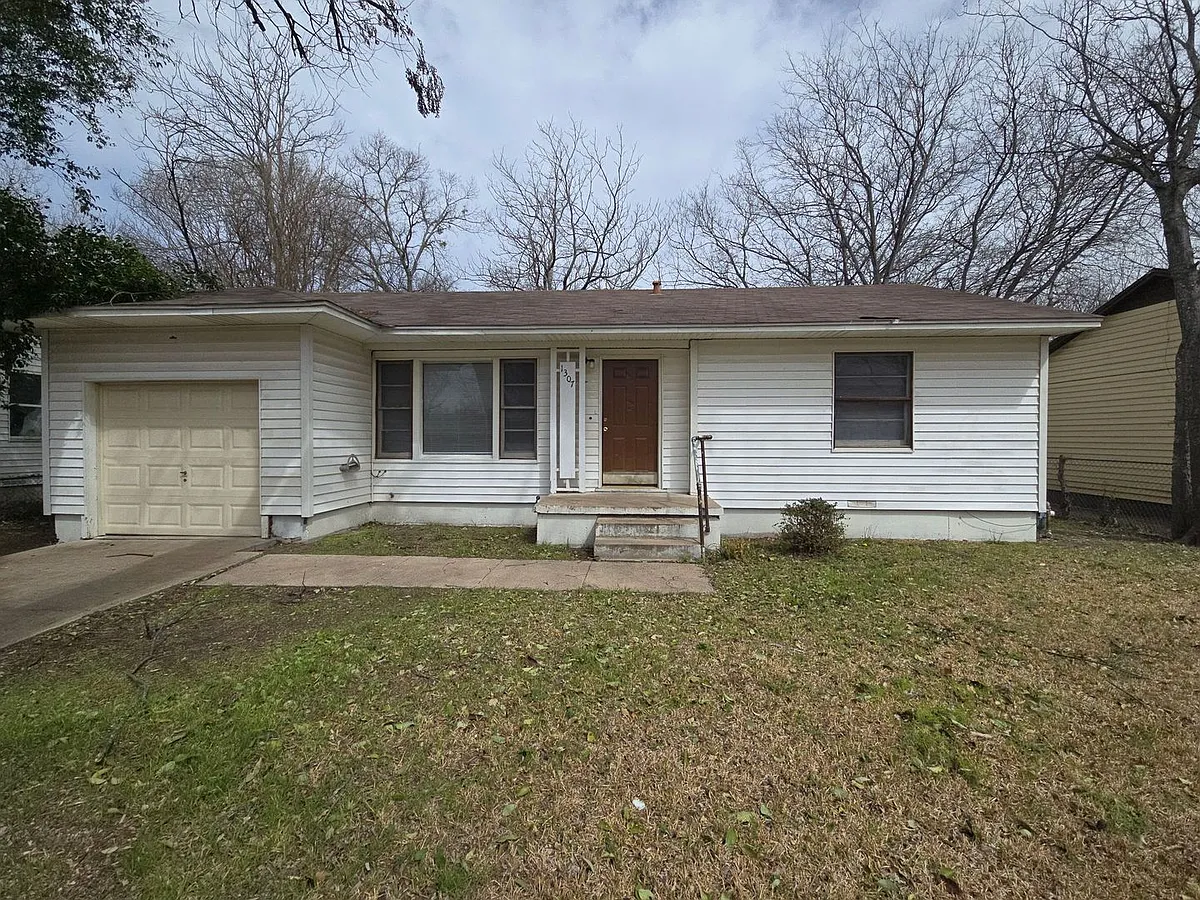 Building Photo - 1307 E Avenue H
