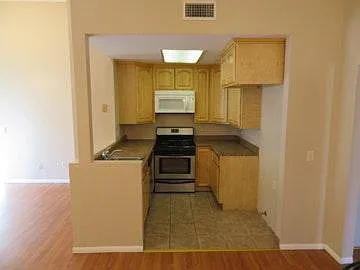 6610 Balboa Blvd #3 — Photo 3