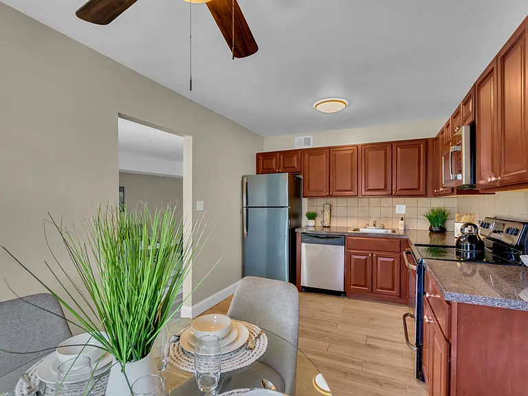 Chateau Apartments — Photo 27