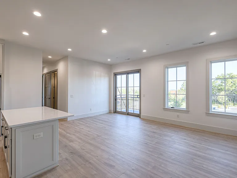 1025 Southwalk Dr — Photo 12