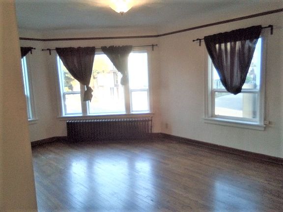 4th image of 407 NE 45th St APT 4