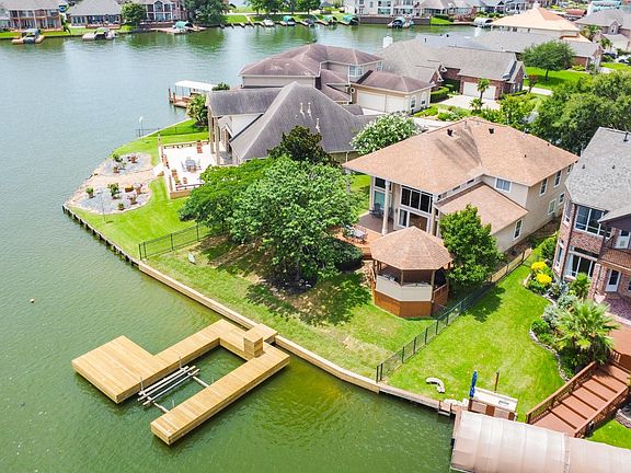 2nd image of 309 Harbor Cir