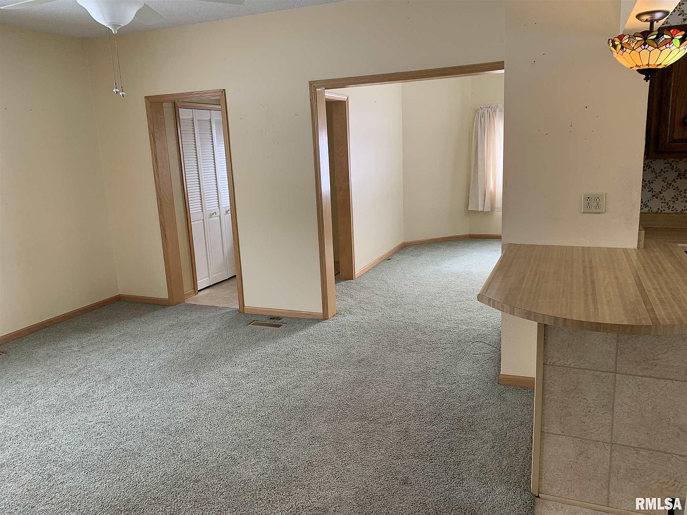 Under 150K Sunday c. 1890 Charming Farmhouse in Williamsfield IL