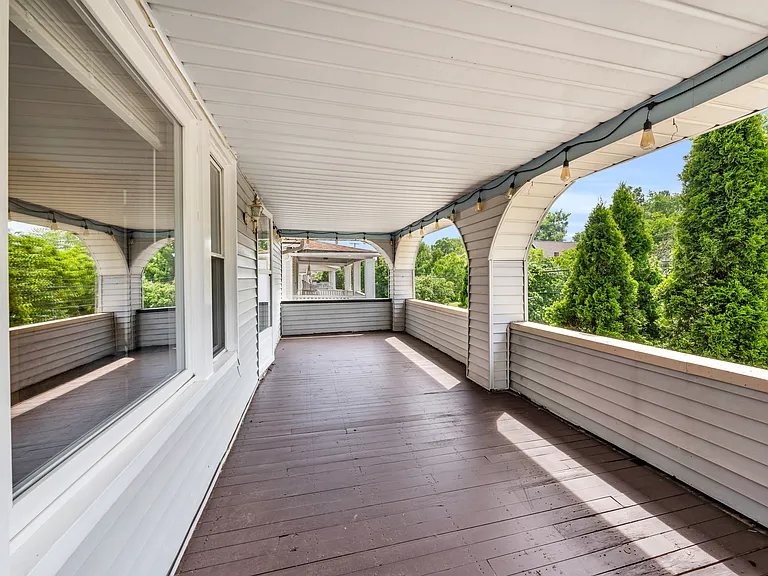 Second Floor Balcony (Lights Included)