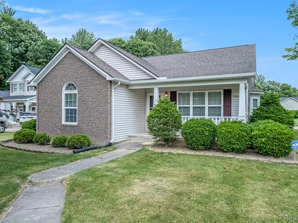 2304 Hickory Holw, Burton, MI 48519