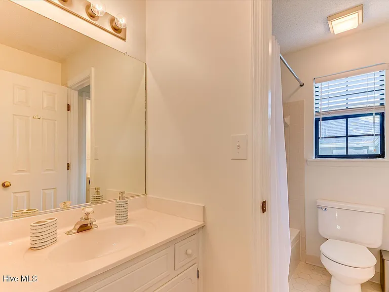 2528 Commons Trce — Photo 39