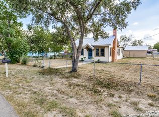 211 W Dilley Ave, Devine, TX 78016