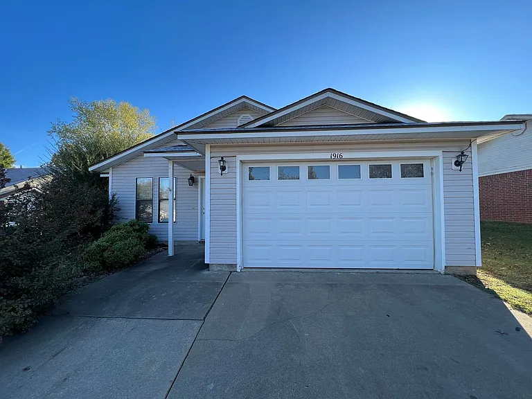 1916 Timber Oaks Ln — Photo 1