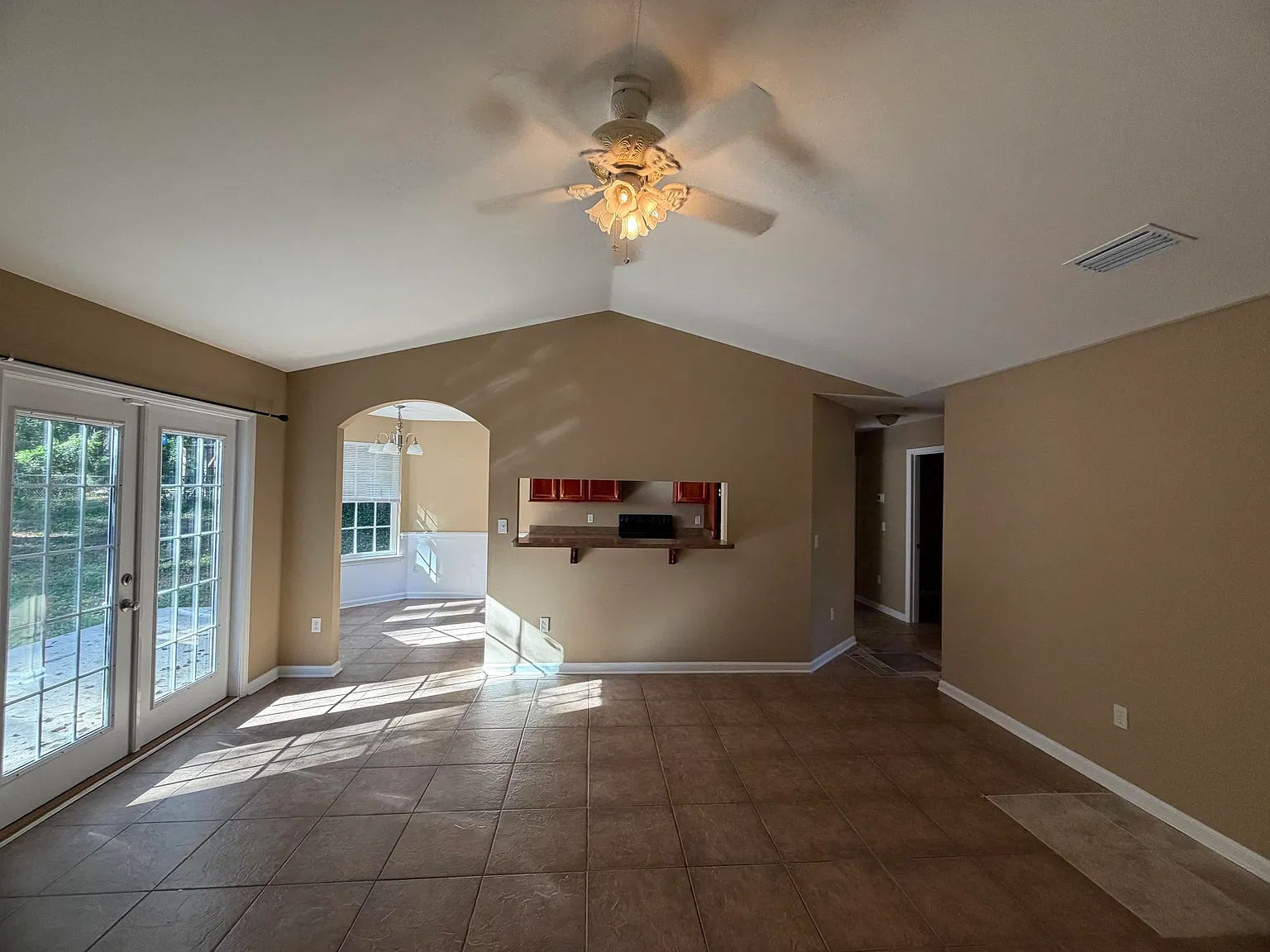 3 bed, 1672 sqft, $1,700 — Photo 3