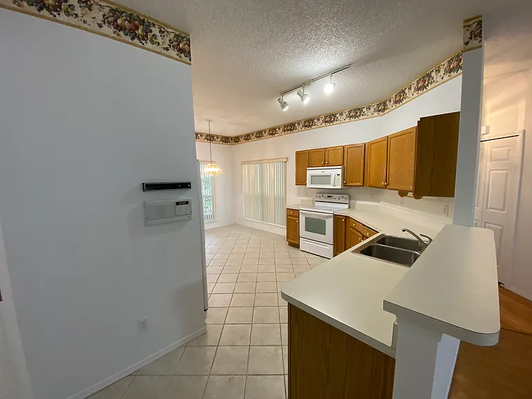 710 Harvard Ct — Photo 3
