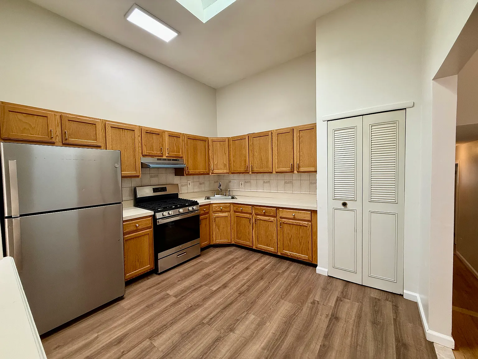 3 bed, 1300 sqft, $3,100 — Photo 2
