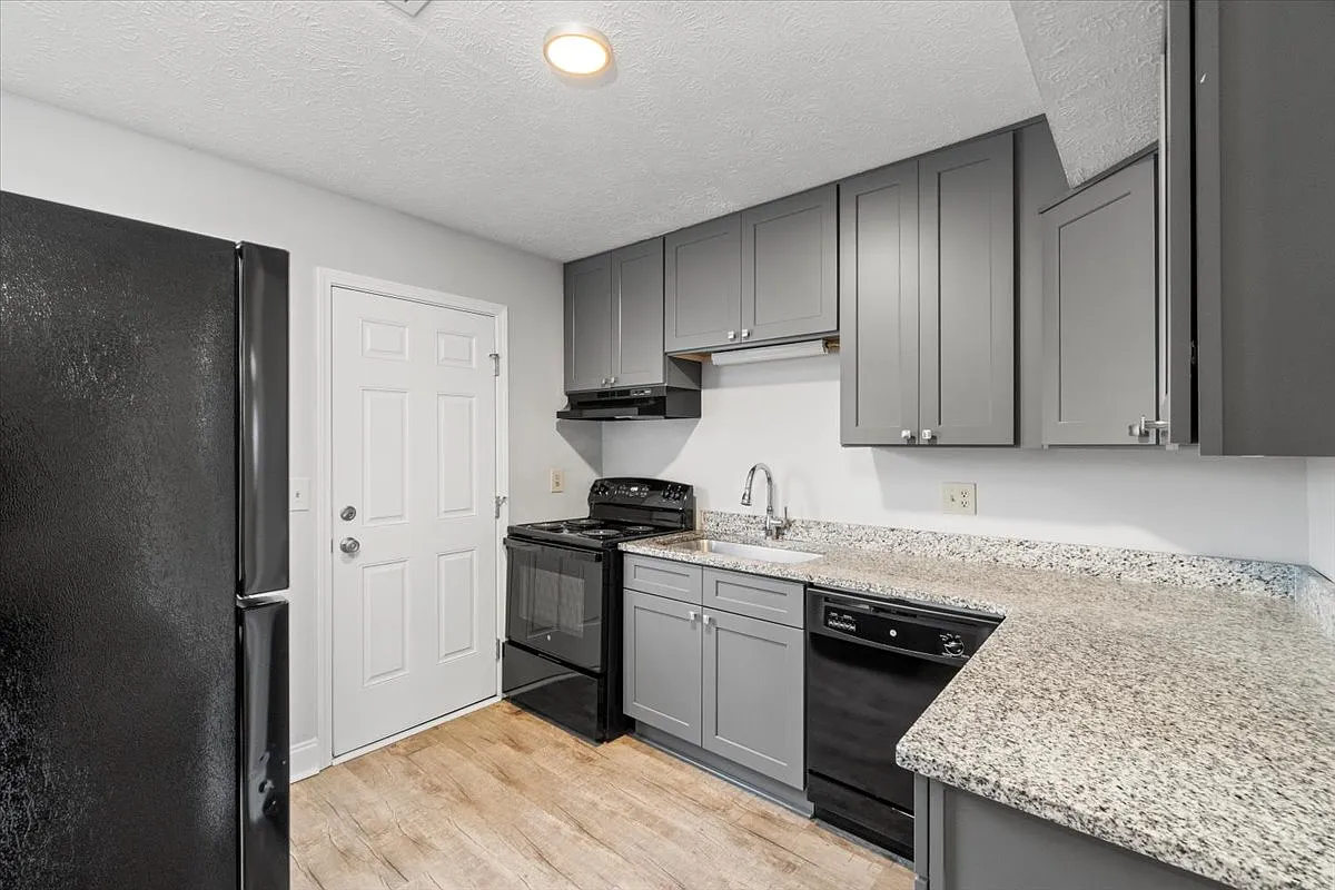 218 N Midland Ave — Photo 3