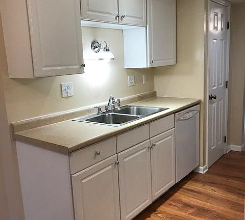 3rd image of 10813 Lakehurst Ct