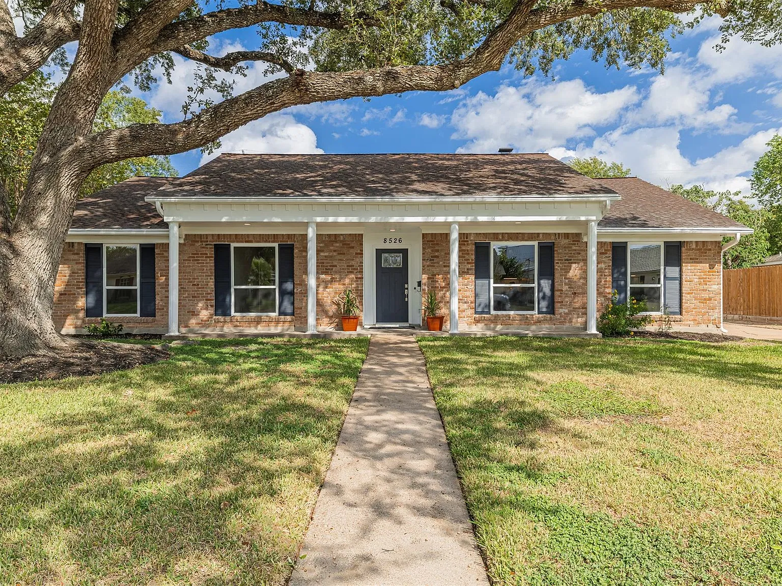 3 bed, 2.0 bath, 2032 sqft, $2,700 — Photo 2