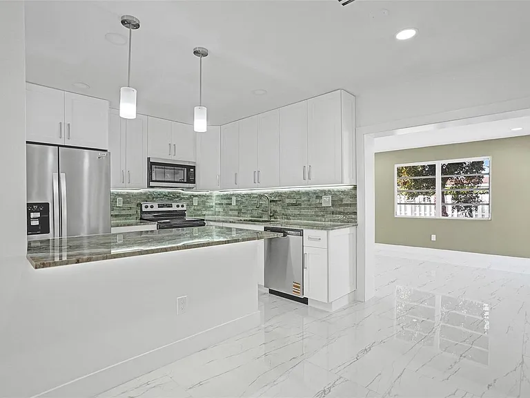 1437 SW 1st Ave — Photo 5