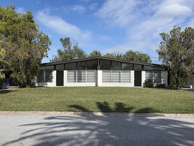 2845 Bentley St — Photo 1