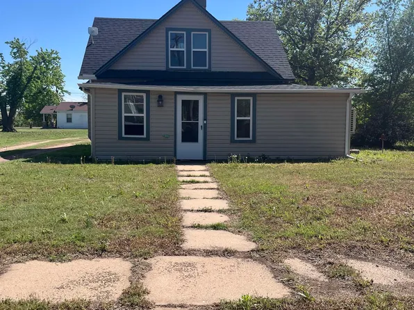 109 E 1st Ave, Turon, KS 67583