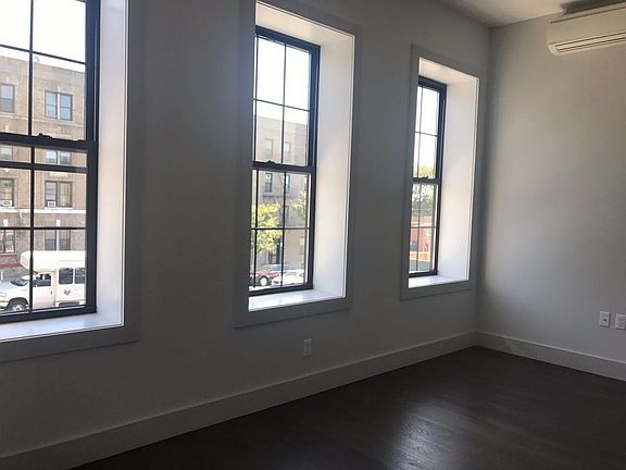 3rd image of 448 Howard Ave #2