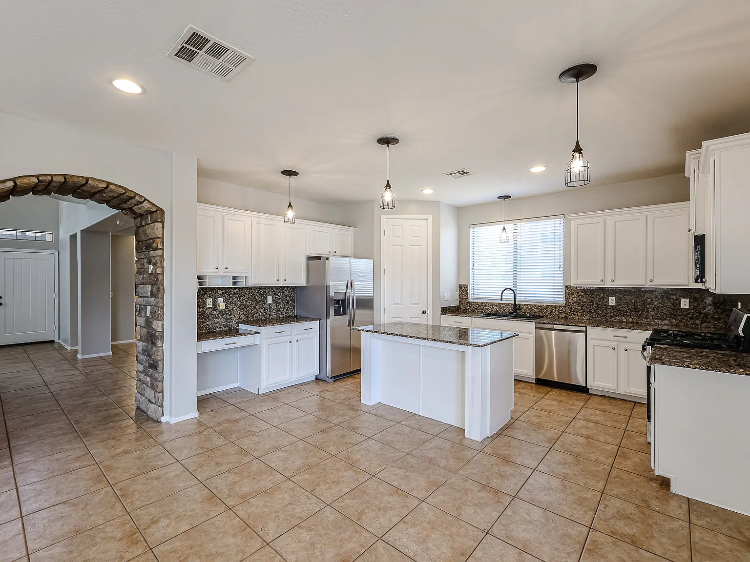 Executive Home - 5 Beds, 4 Baths, Swimming Pool in Verrado — Photo 3