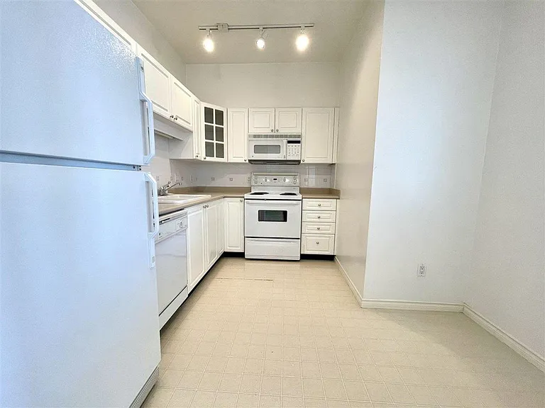 8100 Jones Rd #412 — Photo 7