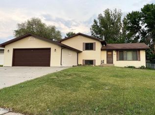 824 Bryan Trl NW, Mandan, ND 58554