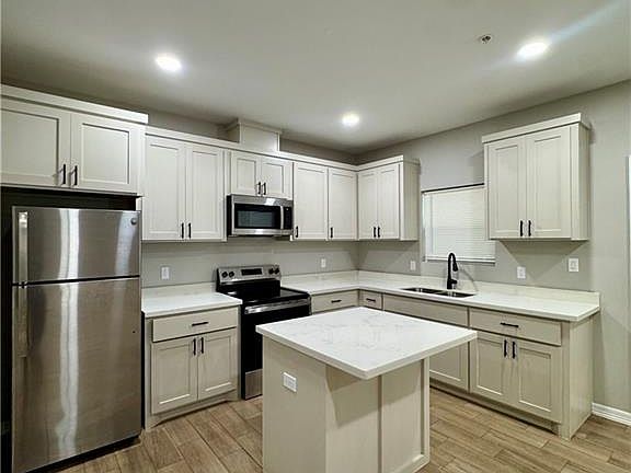 2nd image of 720 Ragland St Unit 2
