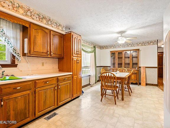 3rd image of 318 Springfield Dr