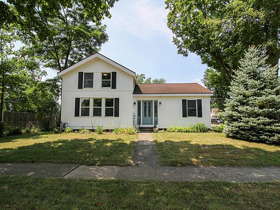 2nd image of 422 Maple St