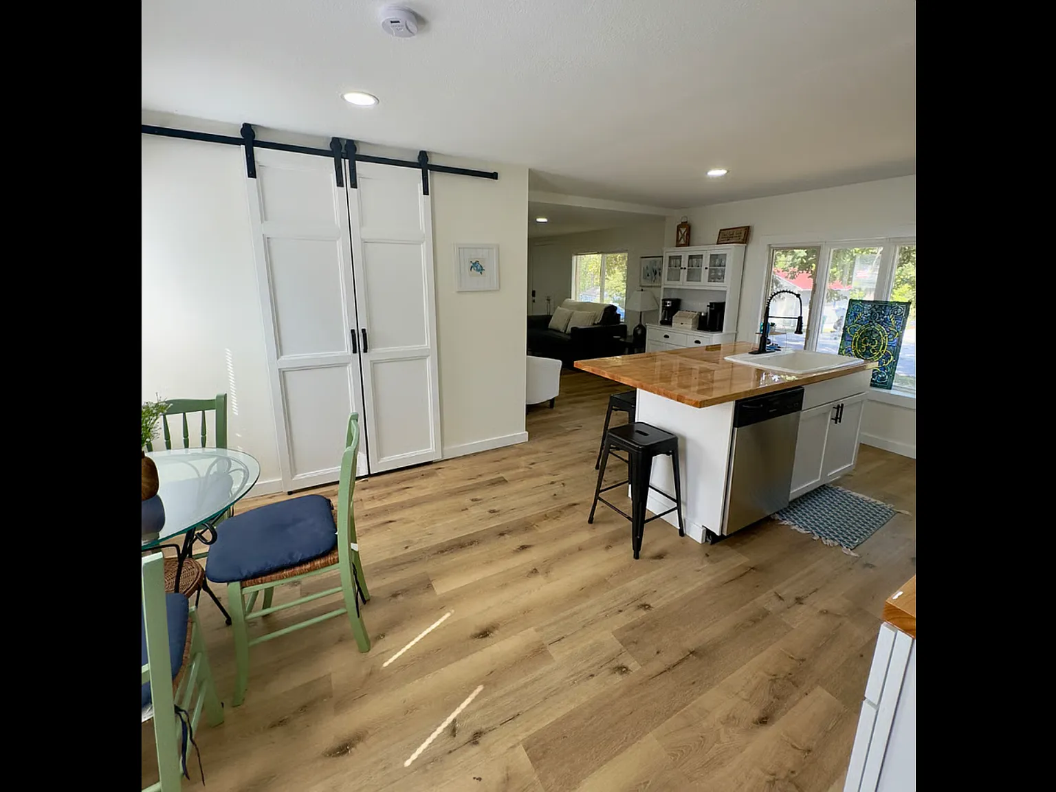 3 bed, 732 sqft, $2,200 — Photo 4