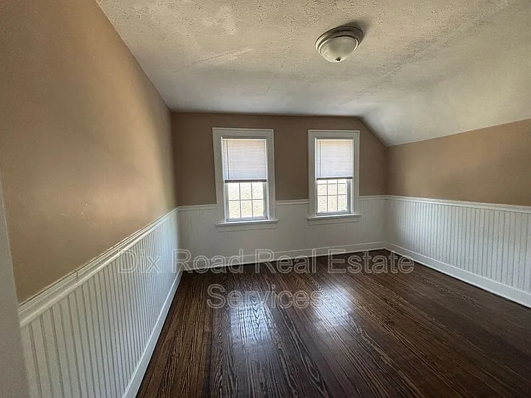 229 Bellaire Ave — Photo 16