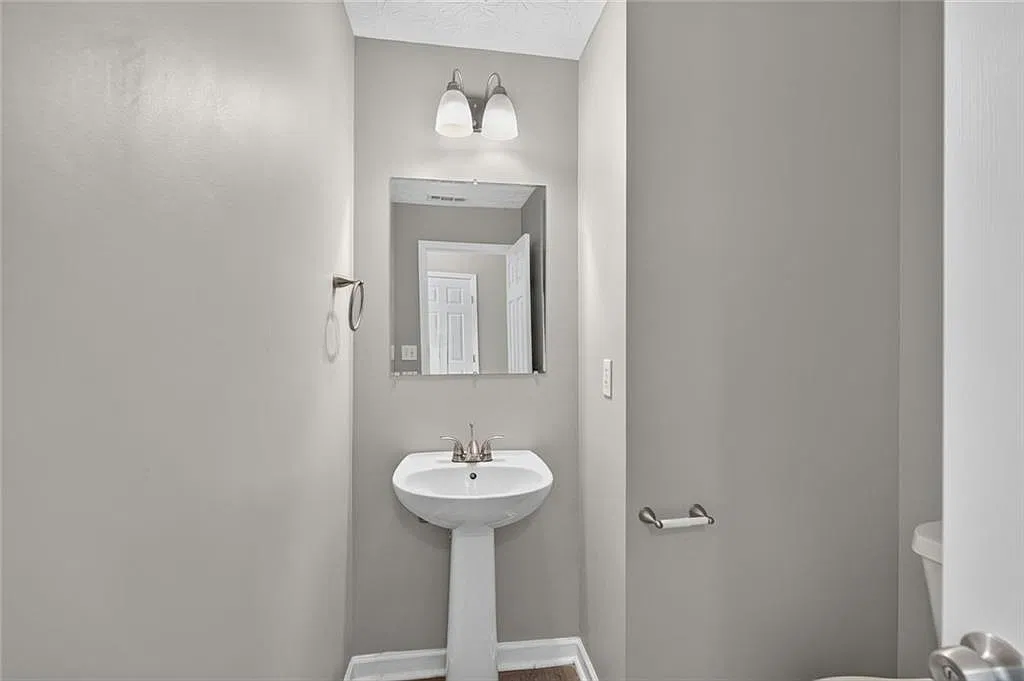 3 bed, 2.5 bath, 2069 sqft, $1,975 — Photo 4