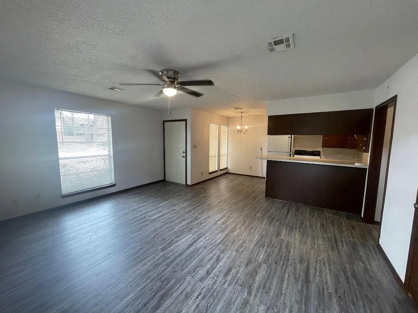 Adorable 2 Bedroom 1 Bathroom Duplex — Photo 4