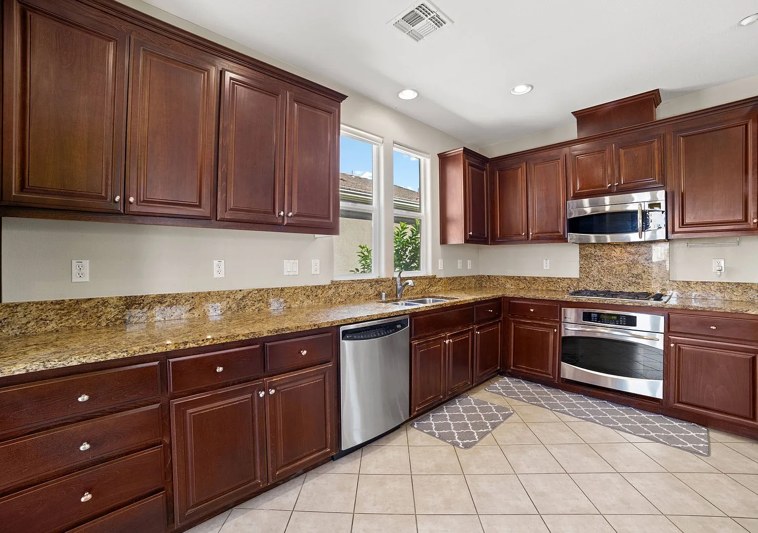 Bright & Spacious Rental Home in Prime Central Location — Photo 3
