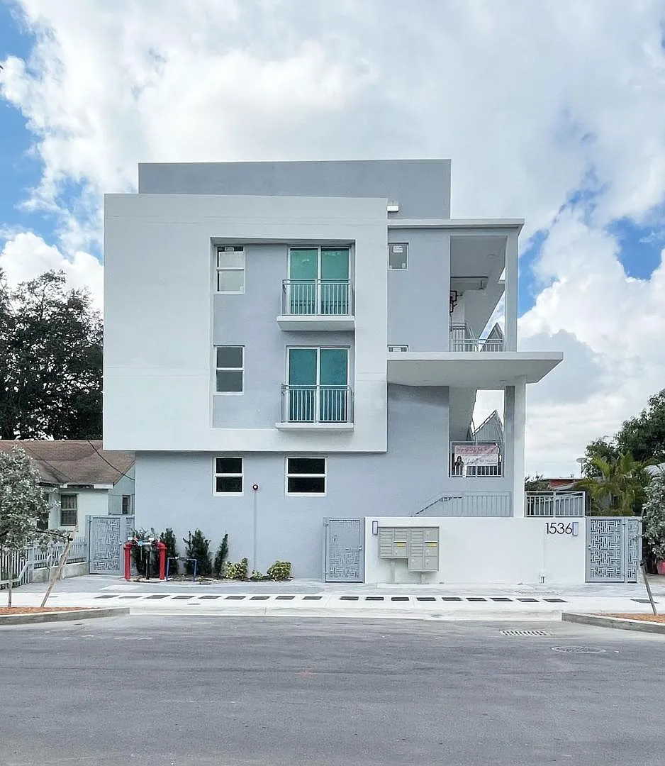 2 bed, 900 sqft, $2,100 — Photo 1