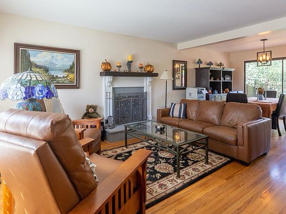 3rd image of 1422 Serra Dr