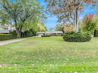 10424 Ruthmere Ave, Grosse Ile, MI 48138