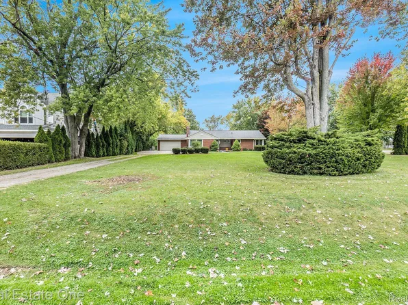 10424 Ruthmere Ave, Grosse Ile, MI 48138