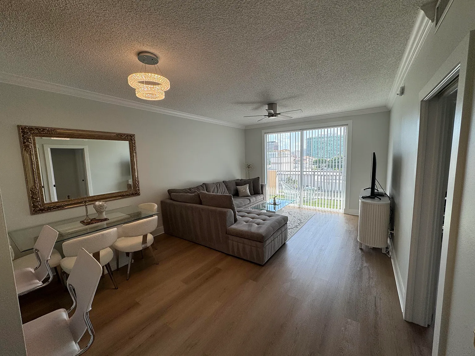 1 bed, 1.0 bath, 696 sqft, $2,500 — Photo 2