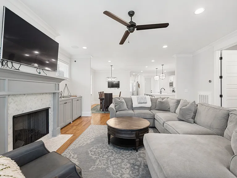 843 Clayton Ave — Photo 7