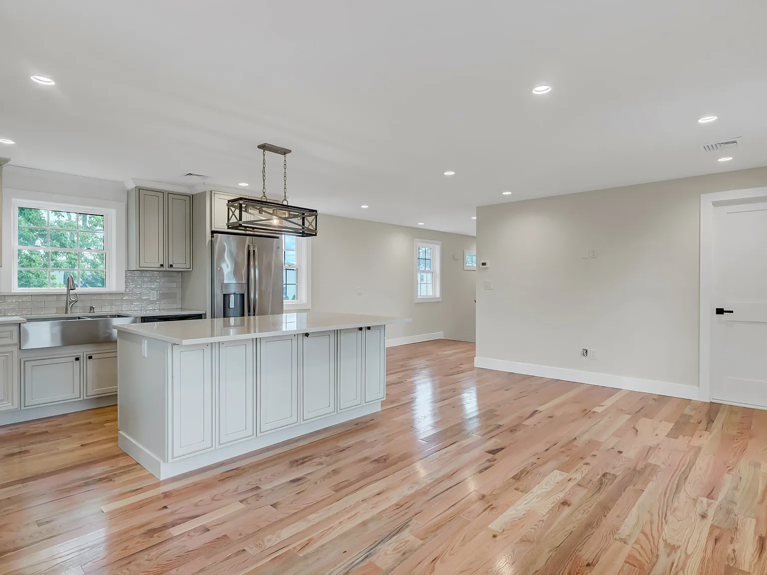 3 bed, 1040 sqft, $4,100 — Photo 4