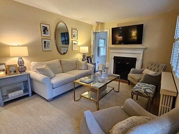 Living Room
17' x 11'