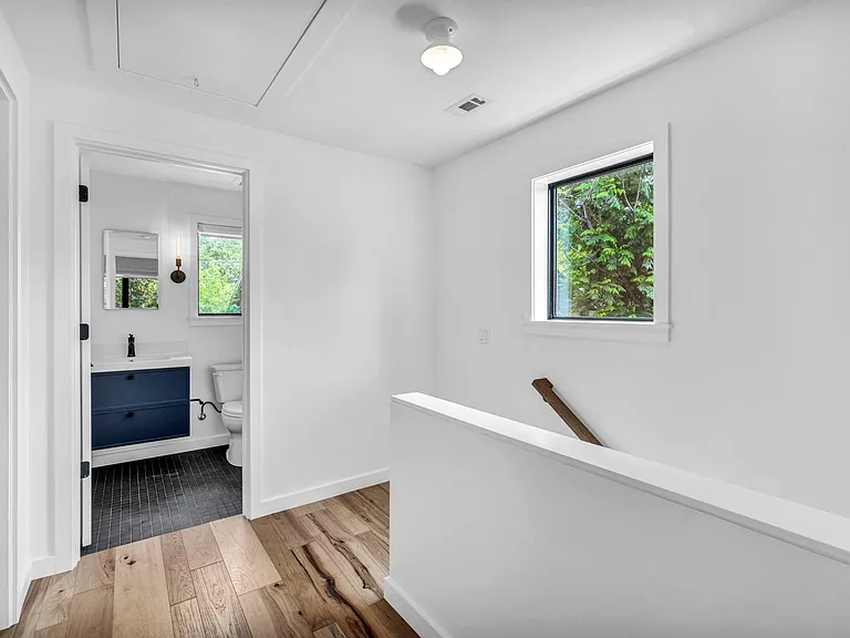 2403 Wilson St — Photo 9