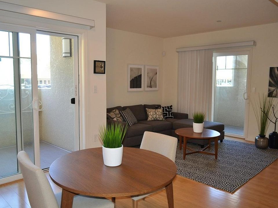 Virtual staging of Living & Dining room