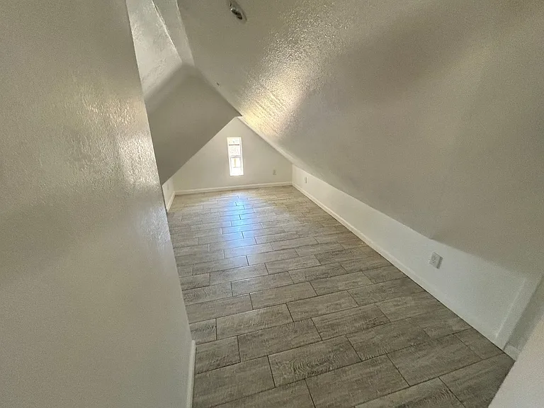 225 Sunset Blvd — Photo 24