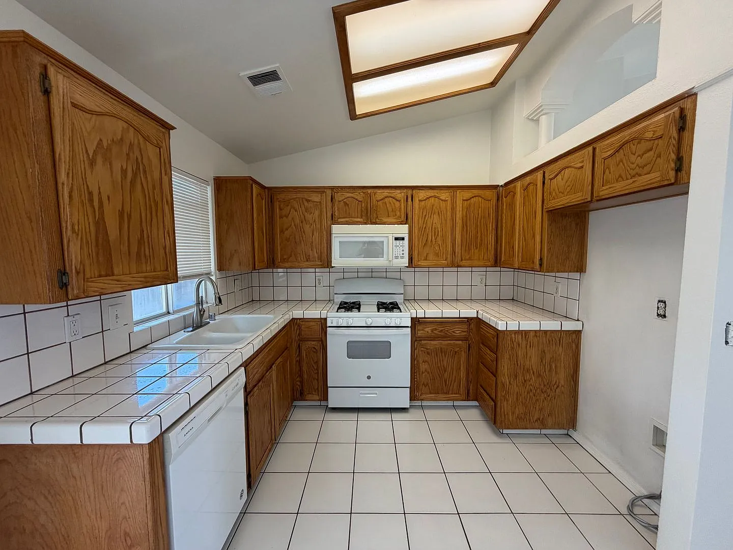 Riverlakes Community 4 Bedroom! — Photo 4
