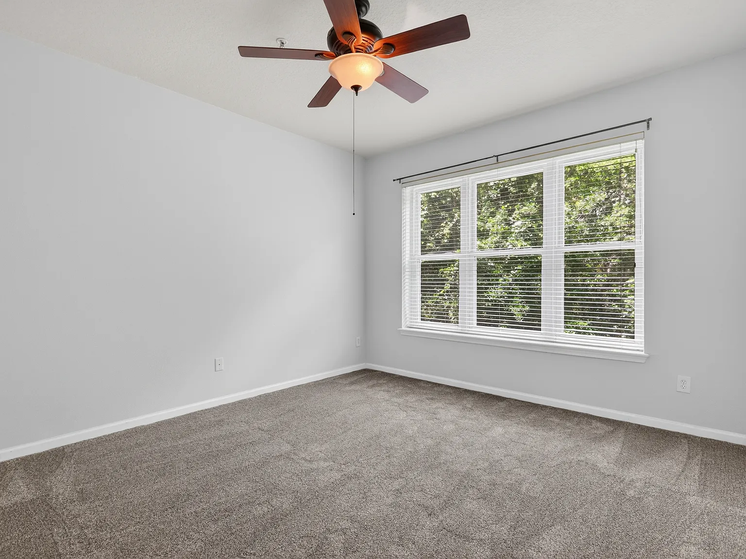 Charming 2 Bedroom 2 Bathroom Condo — Photo 1