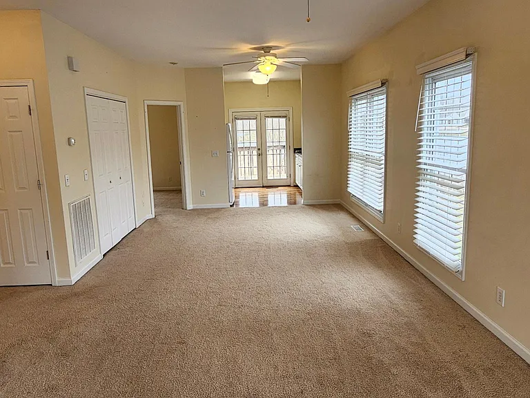 915 Nottingham Dr — Photo 4