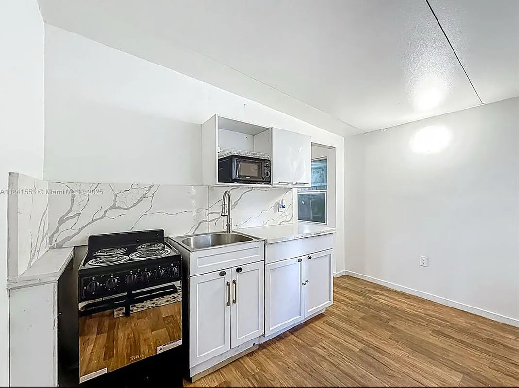 1 bed, 1.0 bath, 100 sqft, $1,200 — Photo 1