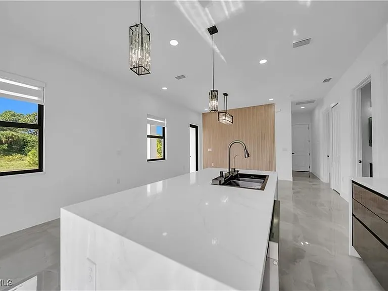 711 Roma Ave S — Photo 12